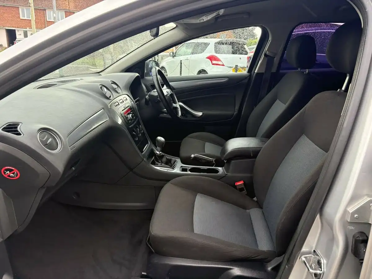 2014-ford-mondeo-big-9