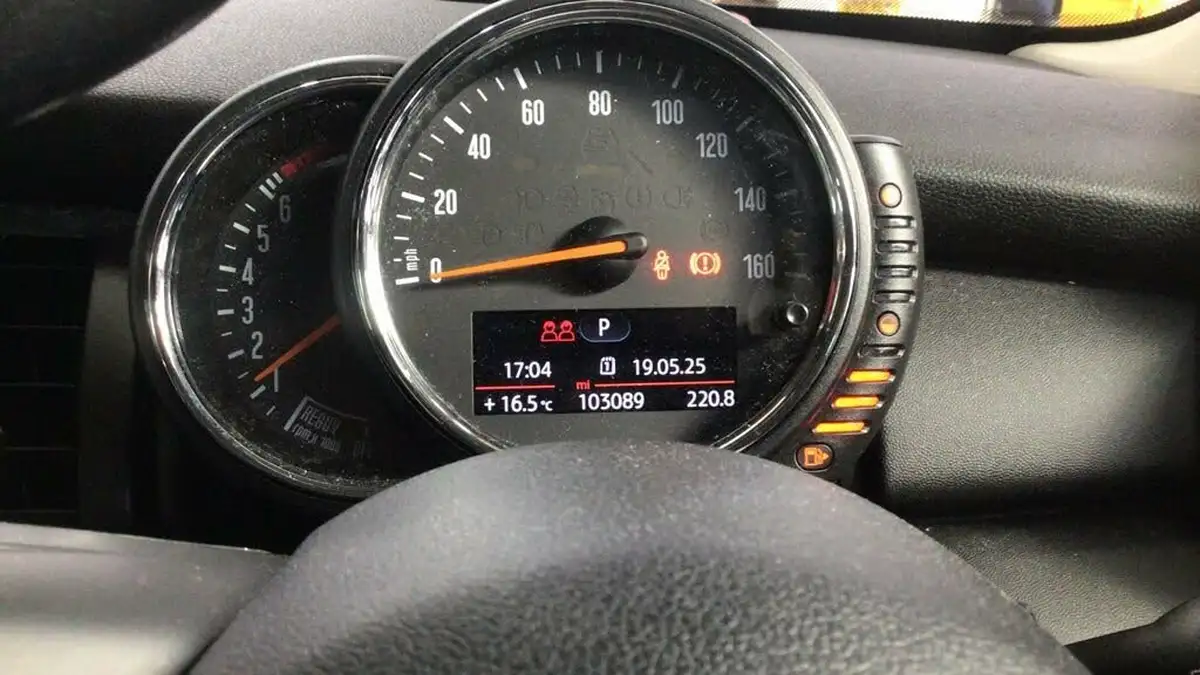 2016-mini-cooper-12-one-3d-auto-big-10