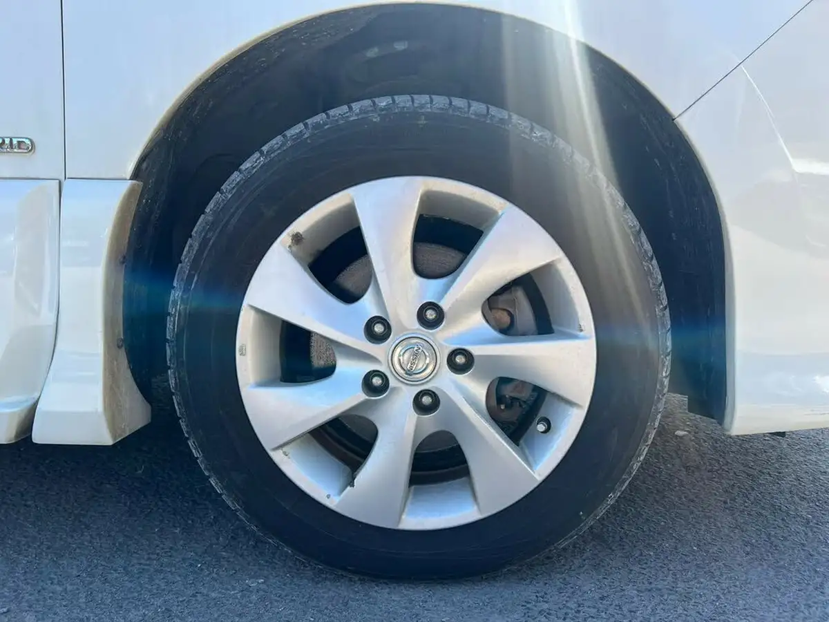 2013-nissan-serena-big-1
