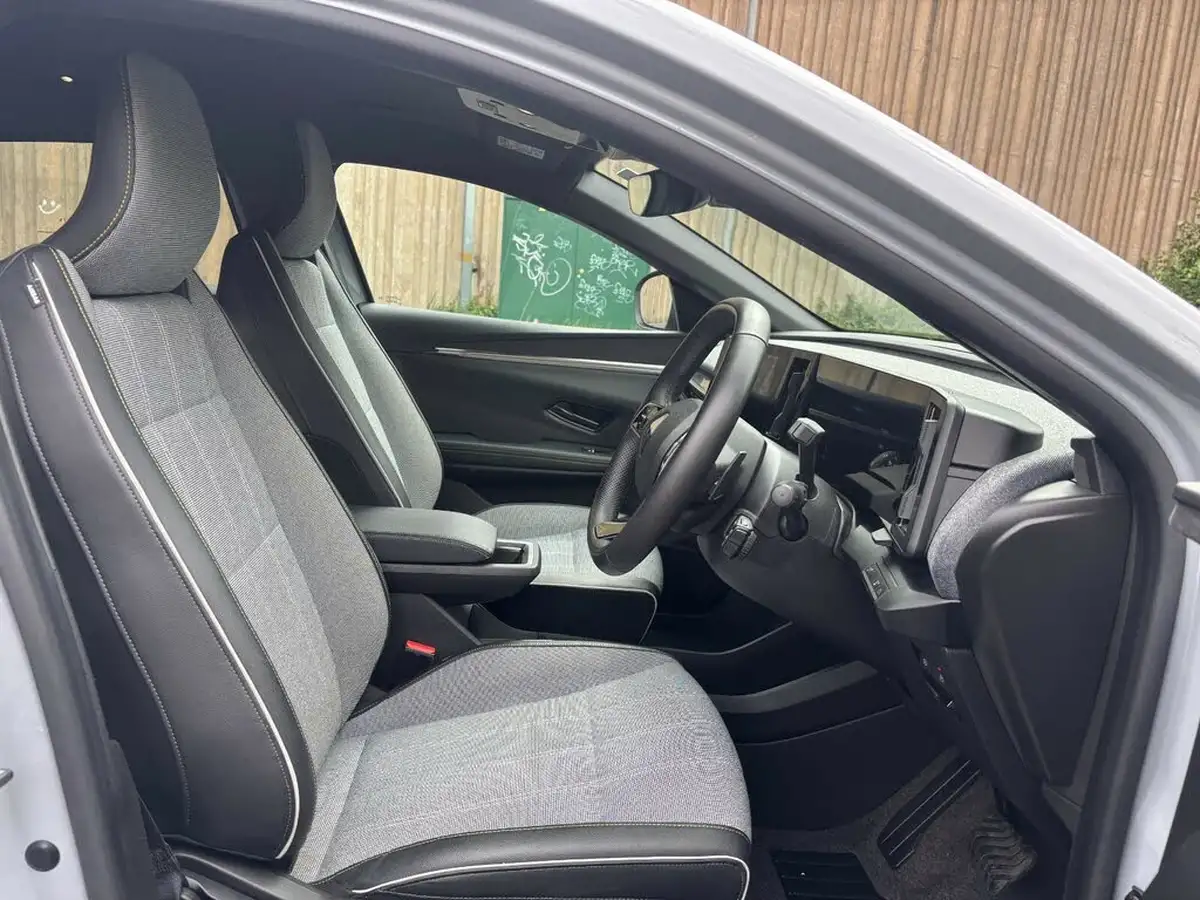 2024-renault-megane-e-tech-e-techno-big-10
