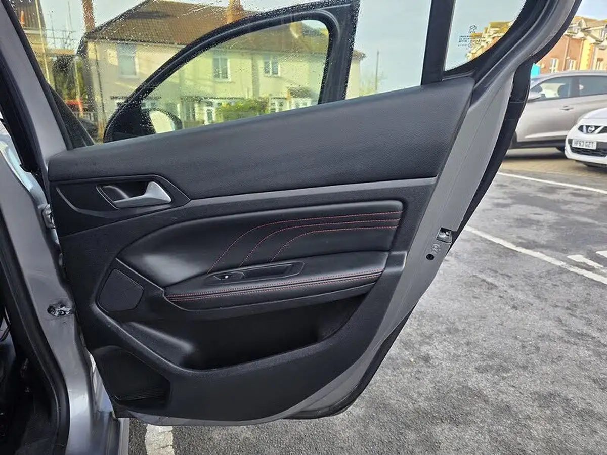 2017-peugeot-308-12-puretech-gt-line-big-25