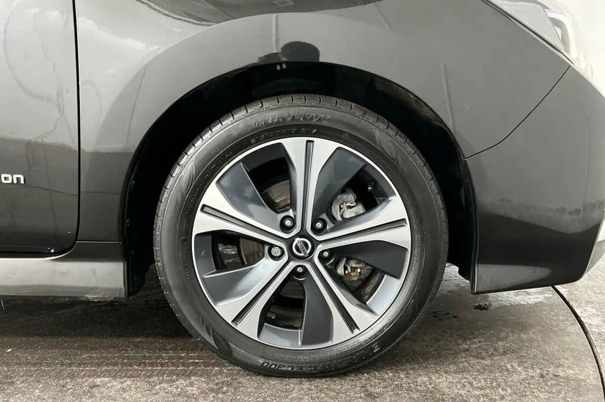 2018-nissan-leaf-e-tekna-110kw-big-10