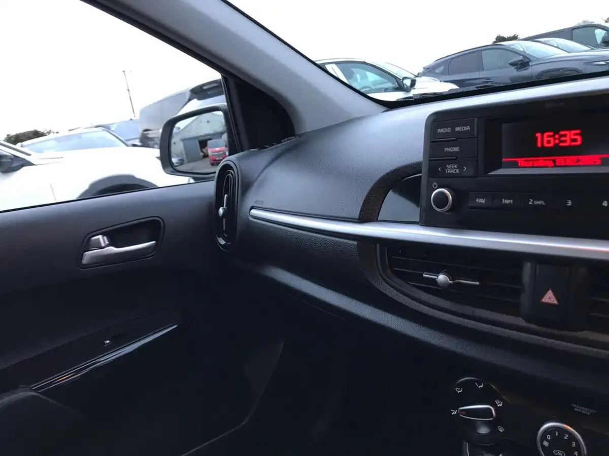 2024-kia-picanto-10-2-66bhp-big-23