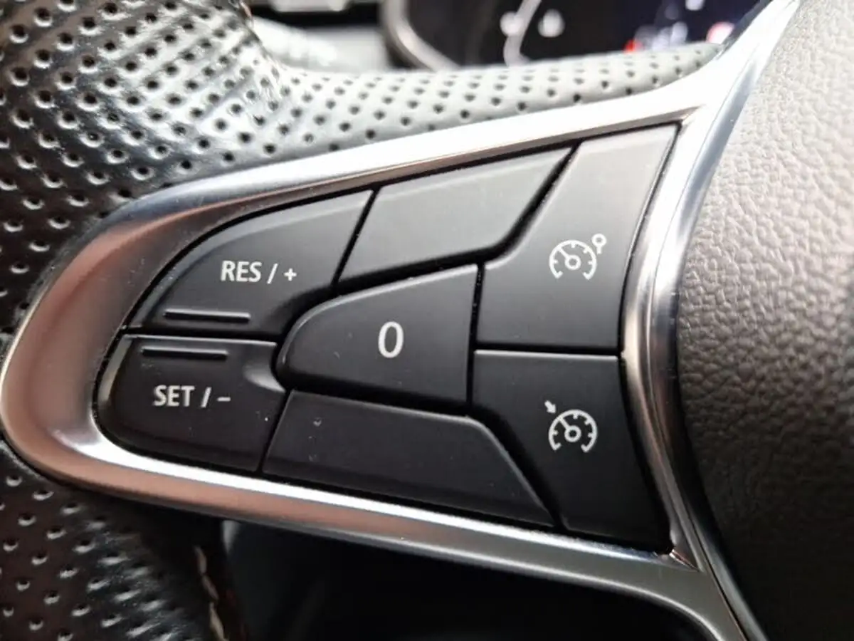 2020-renault-clio-10-tce-rs-line-100bhp-cvt-big-15