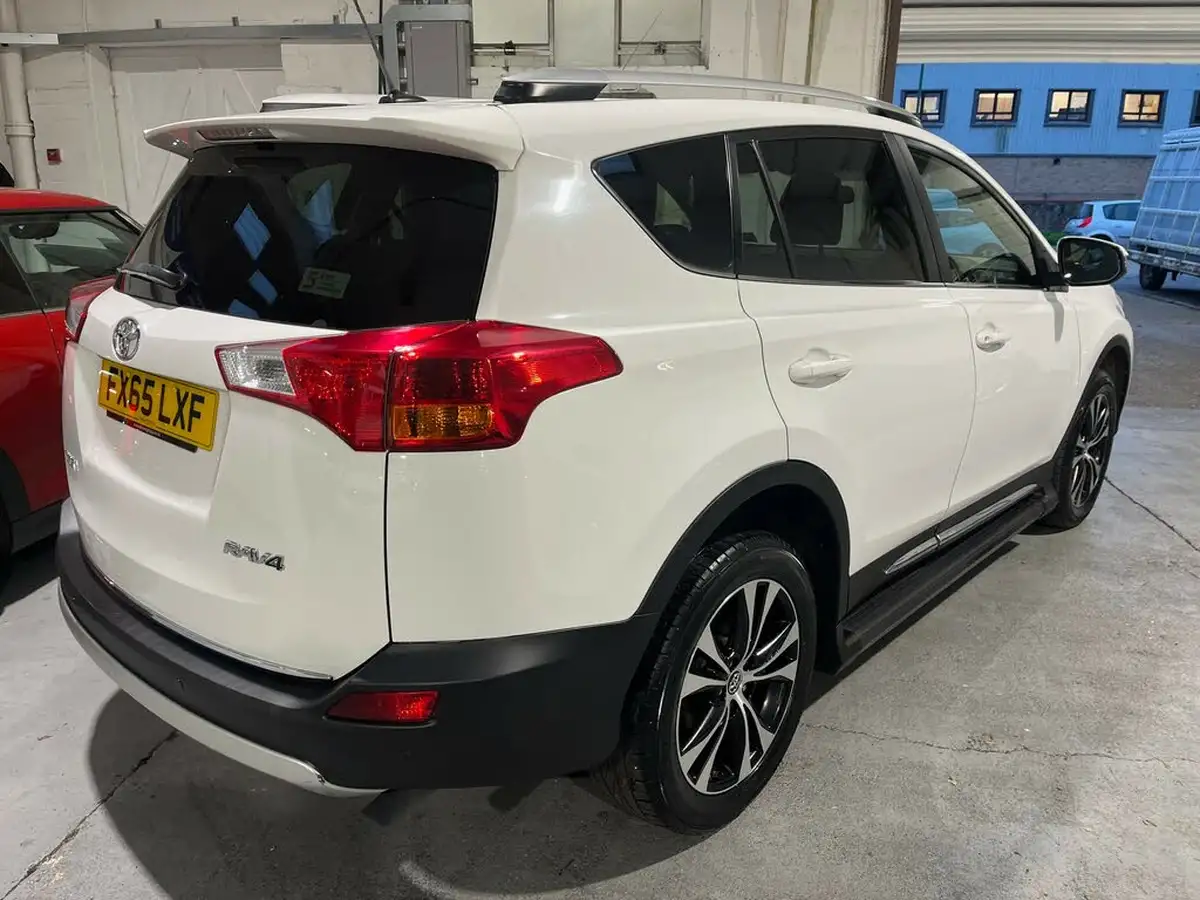 2015-toyota-rav4-20td-invincible-2wd-big-4