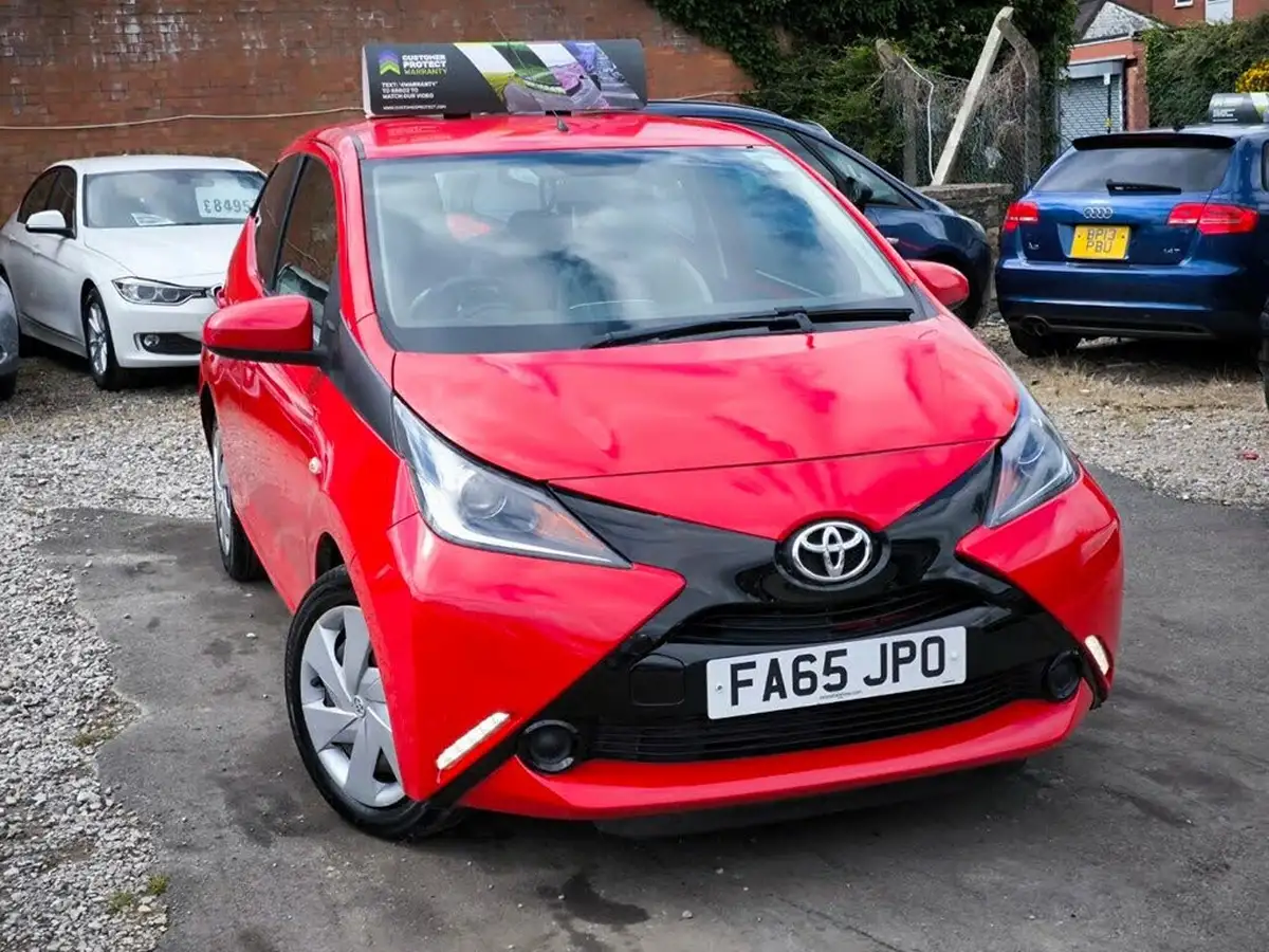 2016-toyota-aygo-10-vvt-i-x-play-68bhp-5d-big-9