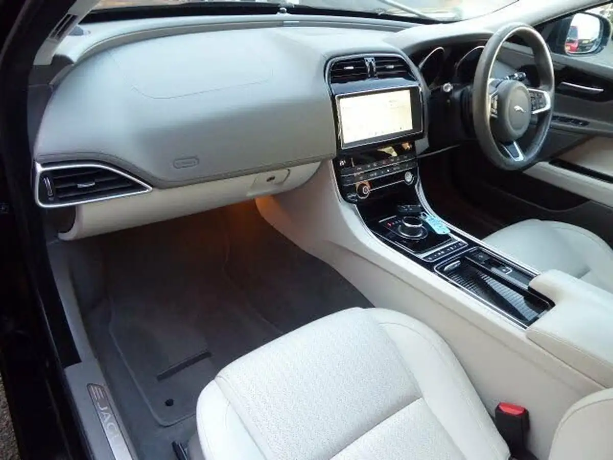 2019-jaguar-xe-20i-portfolio-200ps-big-11