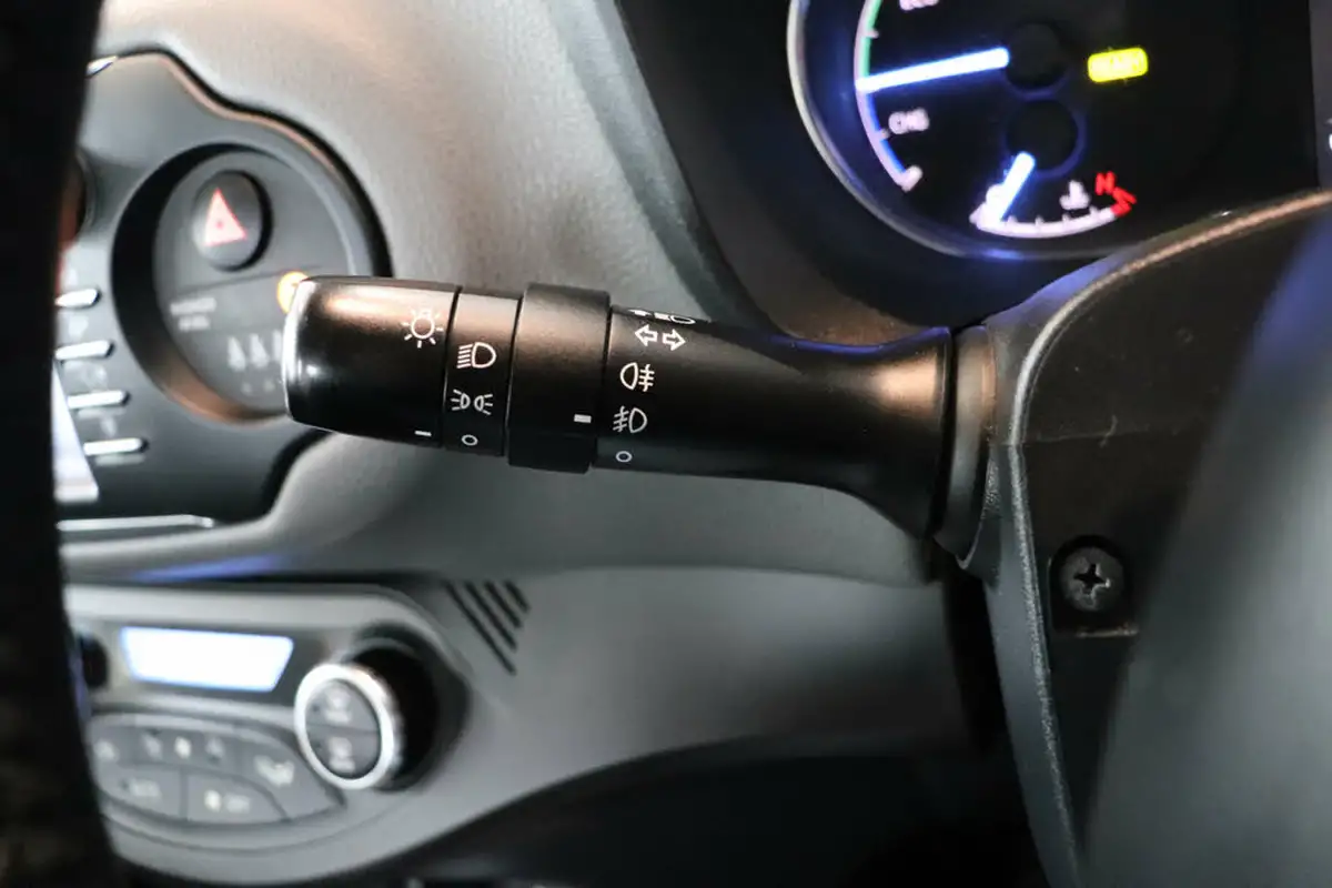 2017-toyota-yaris-15-vvt-i-icon-navi-hybrid-big-47