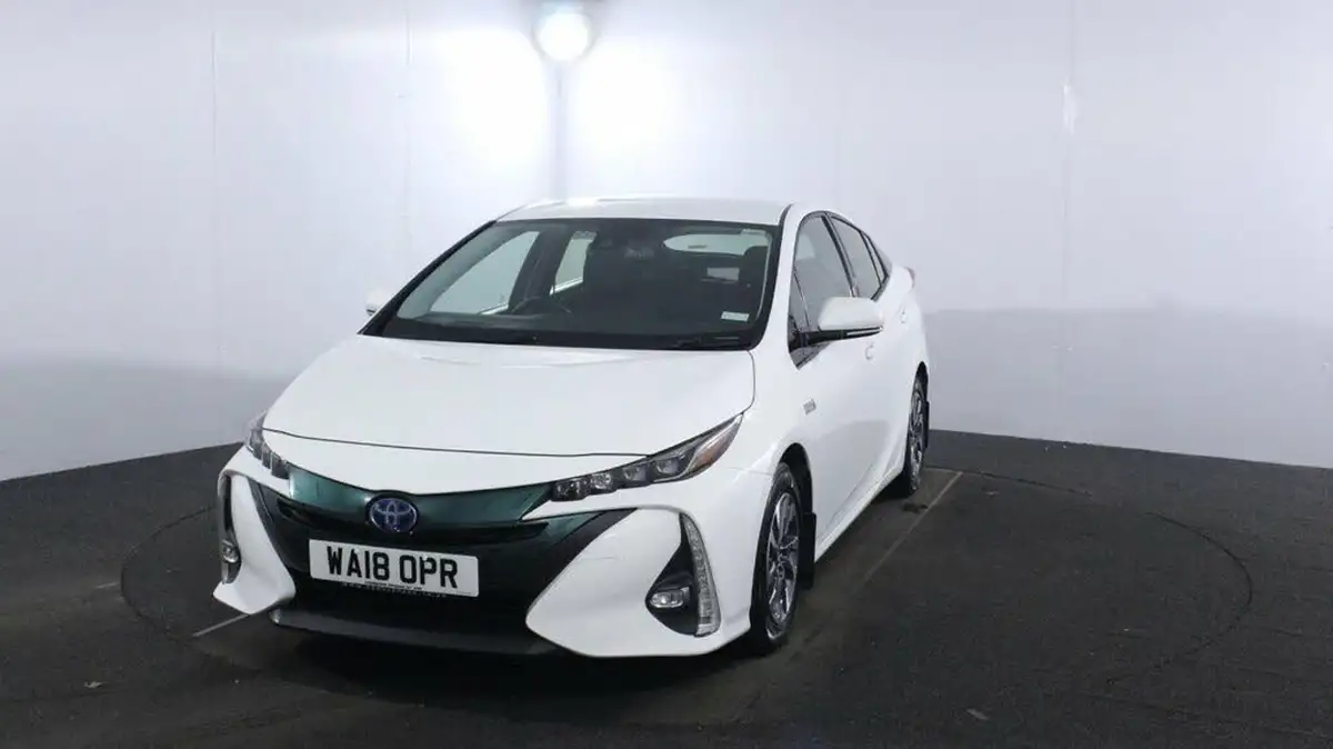 2018-toyota-prius-18-vvt-i-business-edition-plus-ss-big-2
