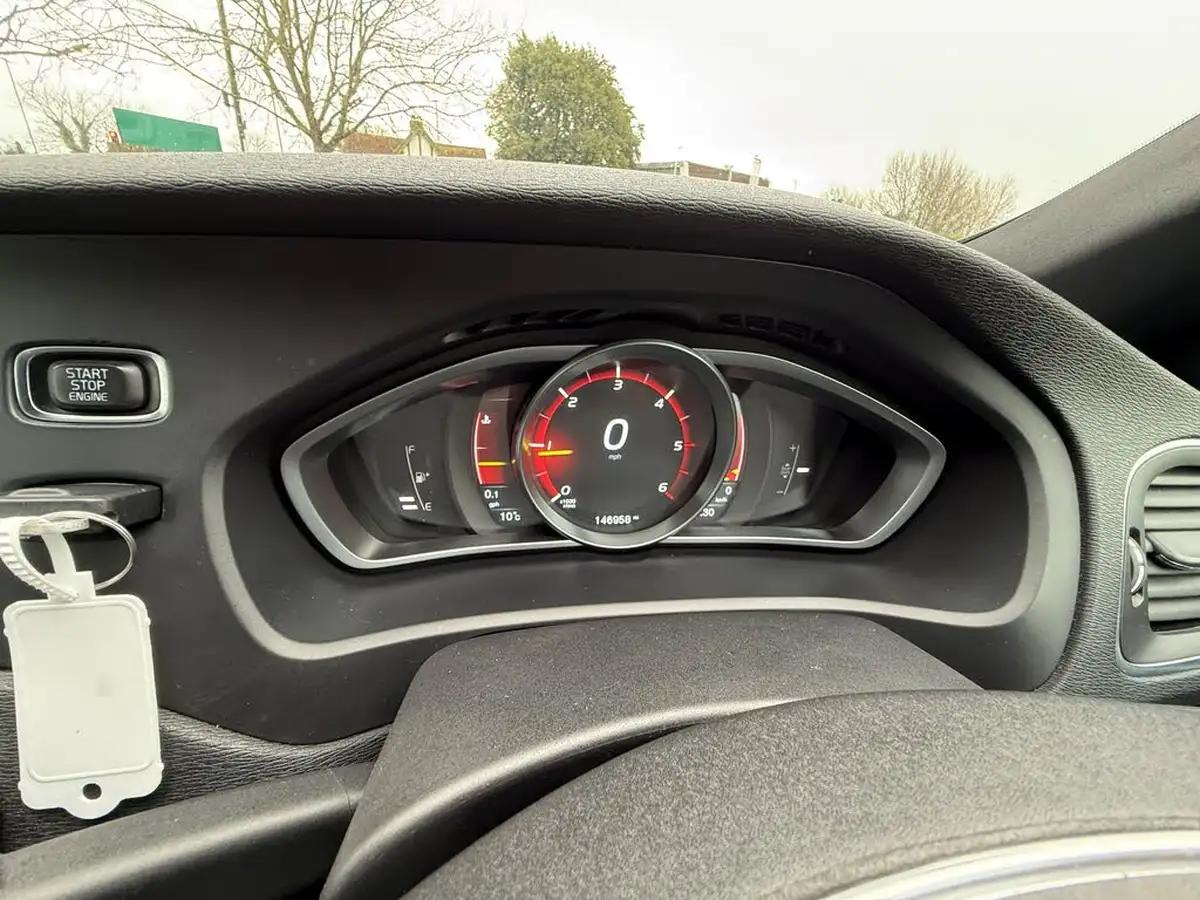 2014-volvo-v40-16td-d2-r-design-big-16