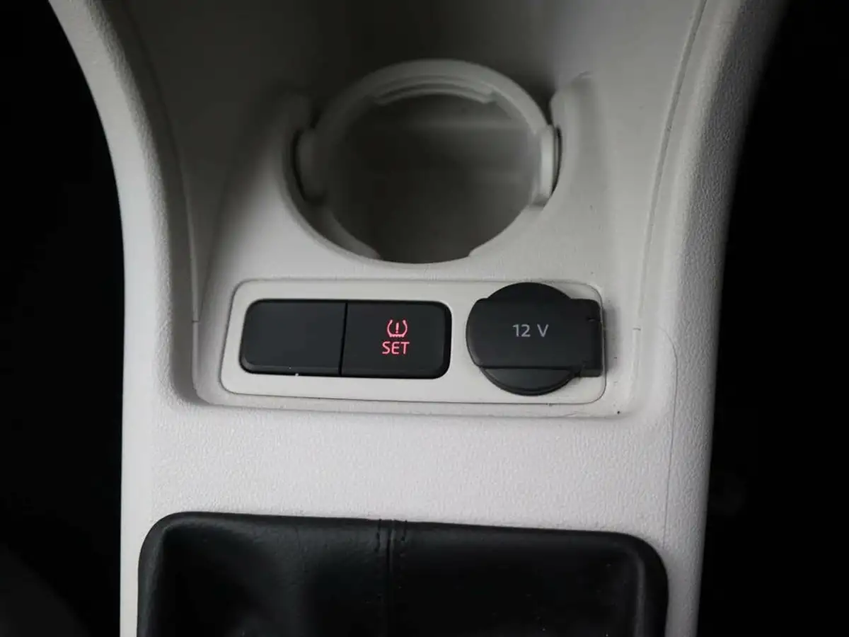2017-volkswagen-up-10-up-beats-60ps-5d-big-27