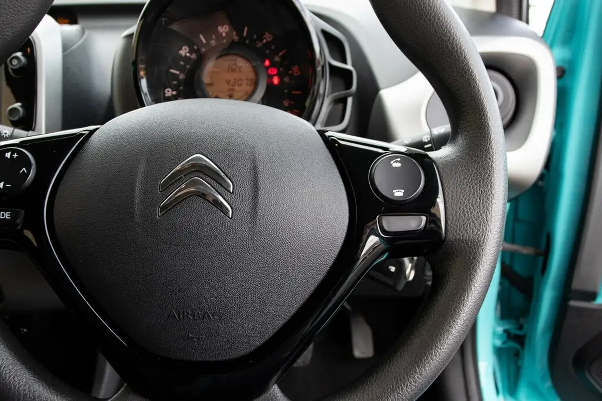 2015-citroen-c1-10-vti-feel-3d-big-19