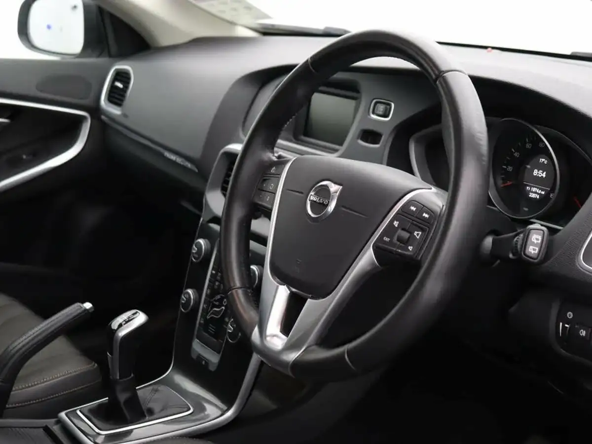 2018-volvo-v40-20-t3-cross-country-big-11