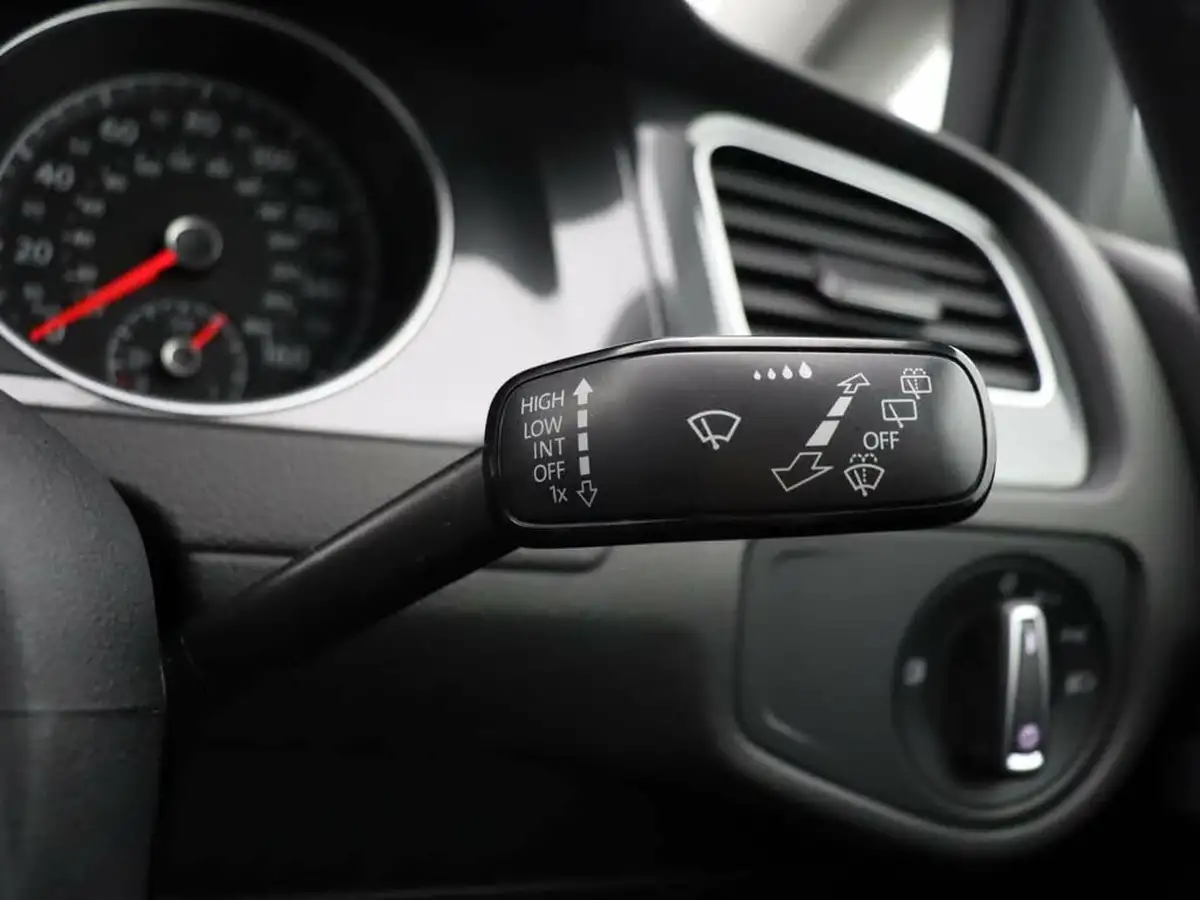 2018-volkswagen-golf-20tdi-se-nav-hatchback-5d-big-42