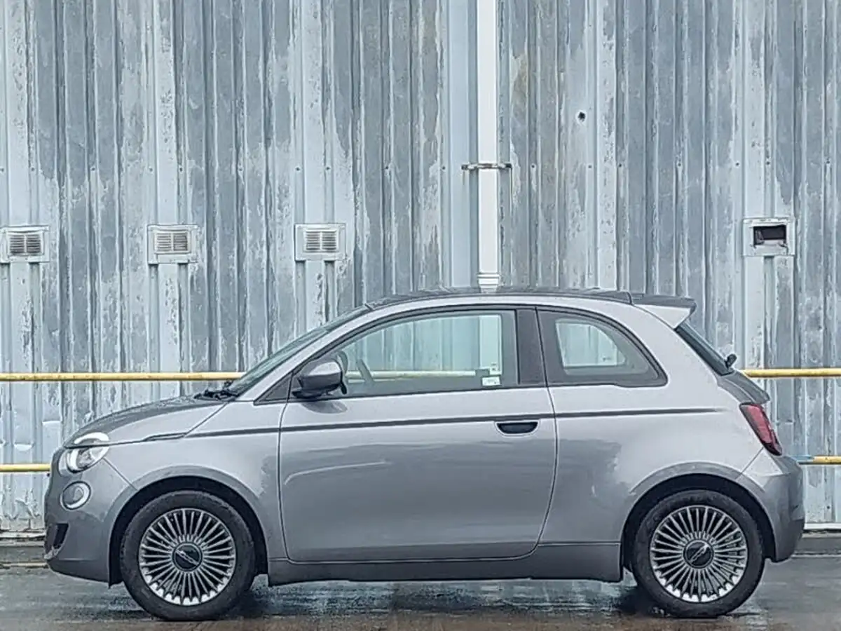 2022-fiat-500-e-action-big-3