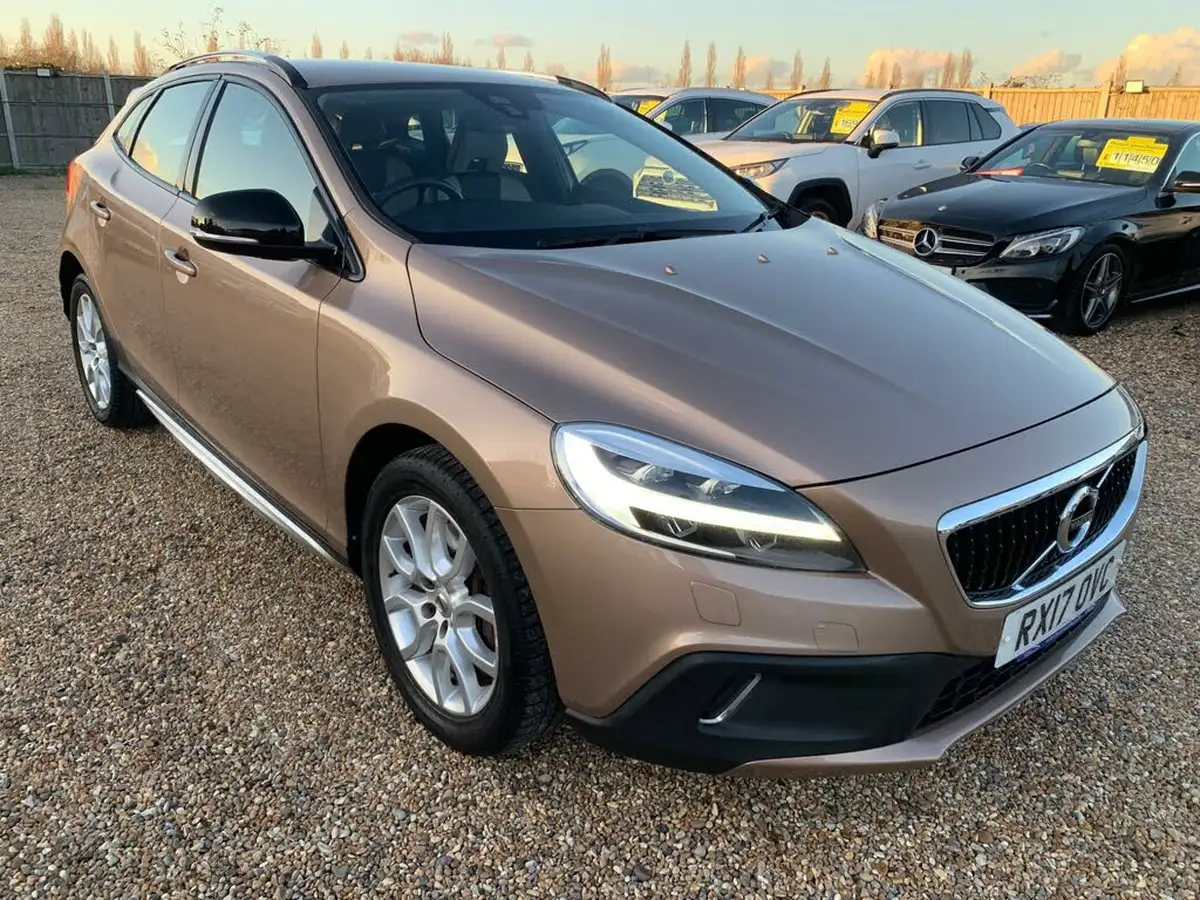 2017-volvo-v40-20-t3-cross-country-pro-big-0