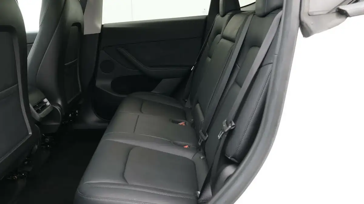 2022-tesla-model-y-e-long-range-big-16