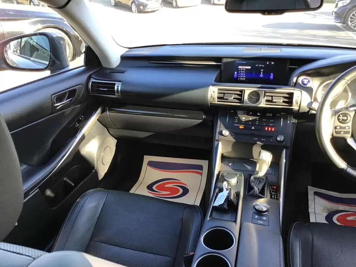 2015-lexus-is-300h-25-executive-edition-big-17
