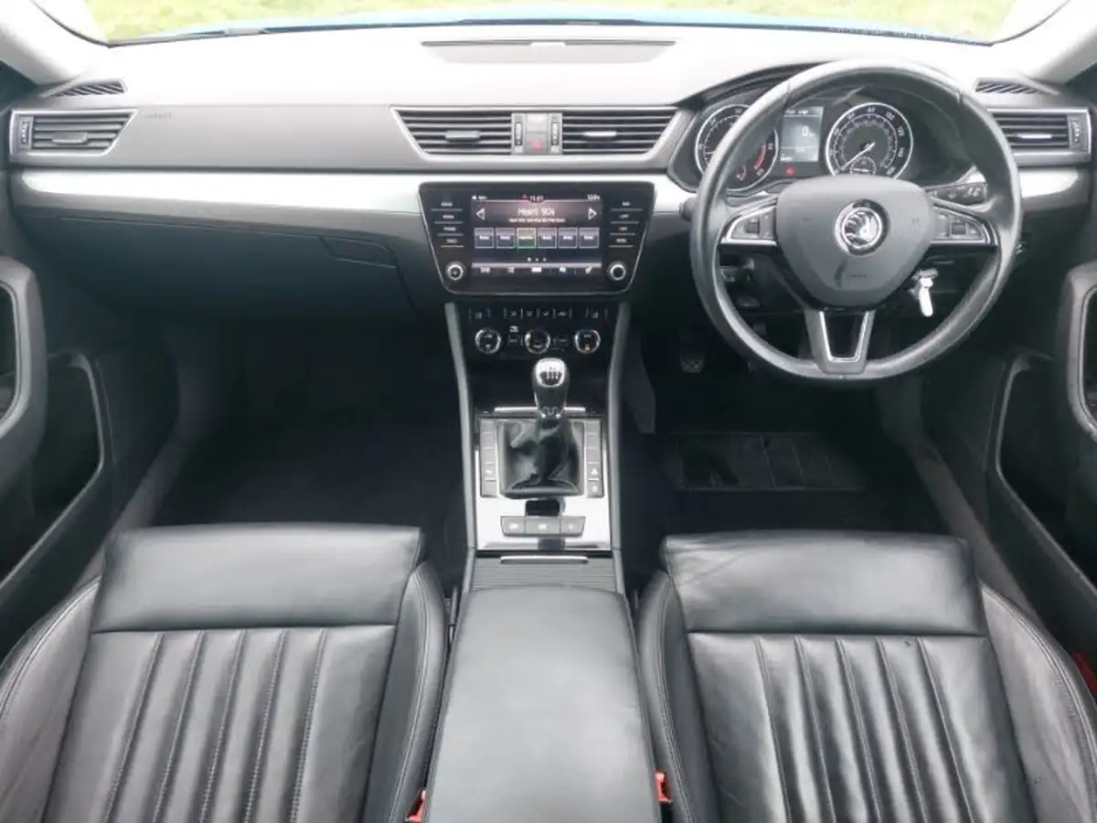 2018-skoda-superb-20tdi-scr-se-technology-hatchback-big-2