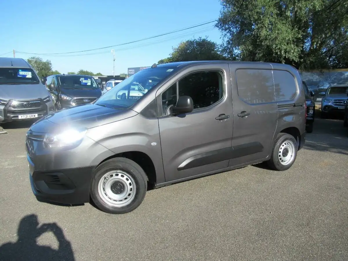2021-toyota-proace-city-15d-active-75hpeu6dt-e-big-1