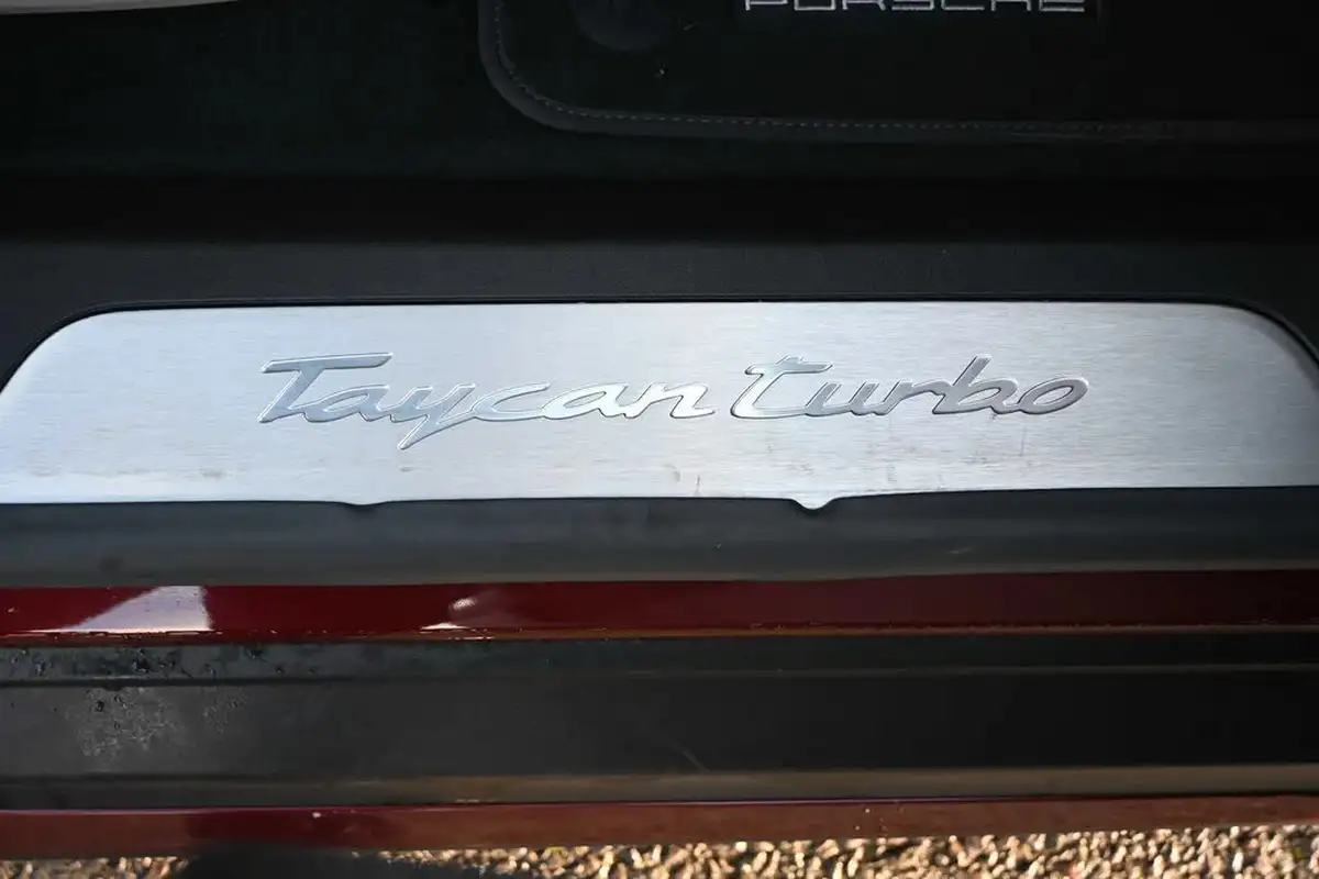 2021-porsche-taycan-e-turbo-big-14