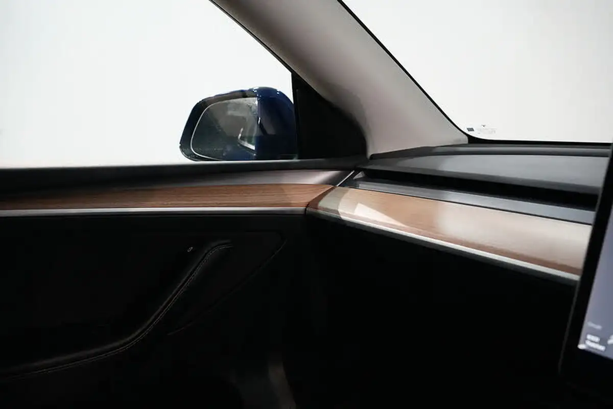 2024-tesla-model-y-e-rwd-big-16