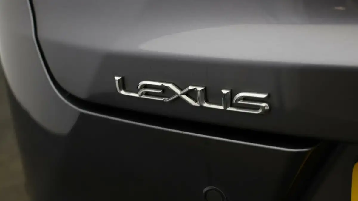 2021-lexus-ux-300e-e-ux-big-20