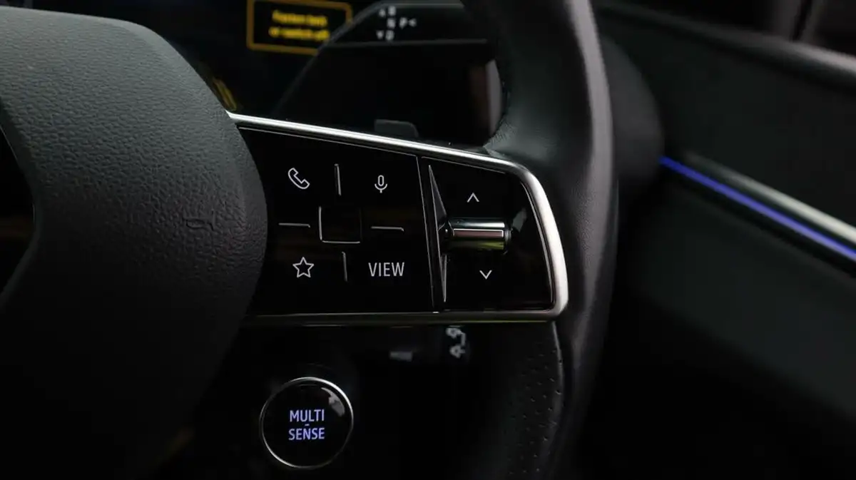 2023-renault-megane-e-tech-e-techno-big-24