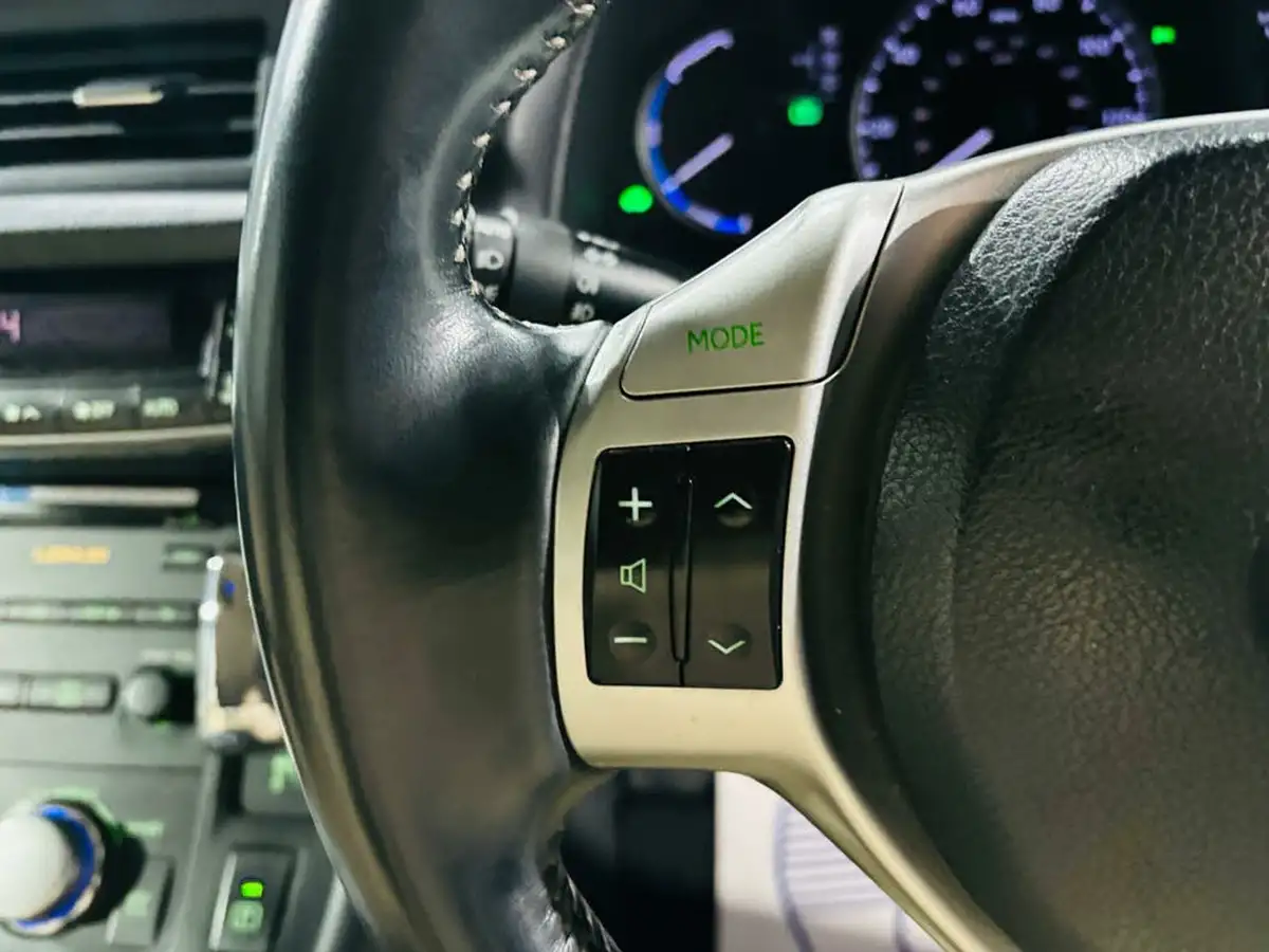 2011-lexus-ct-200h-18-se-l-big-17