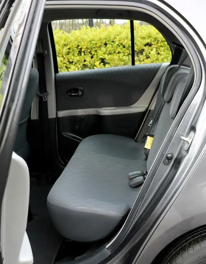 2009-toyota-yaris-133-tr-5d-big-12