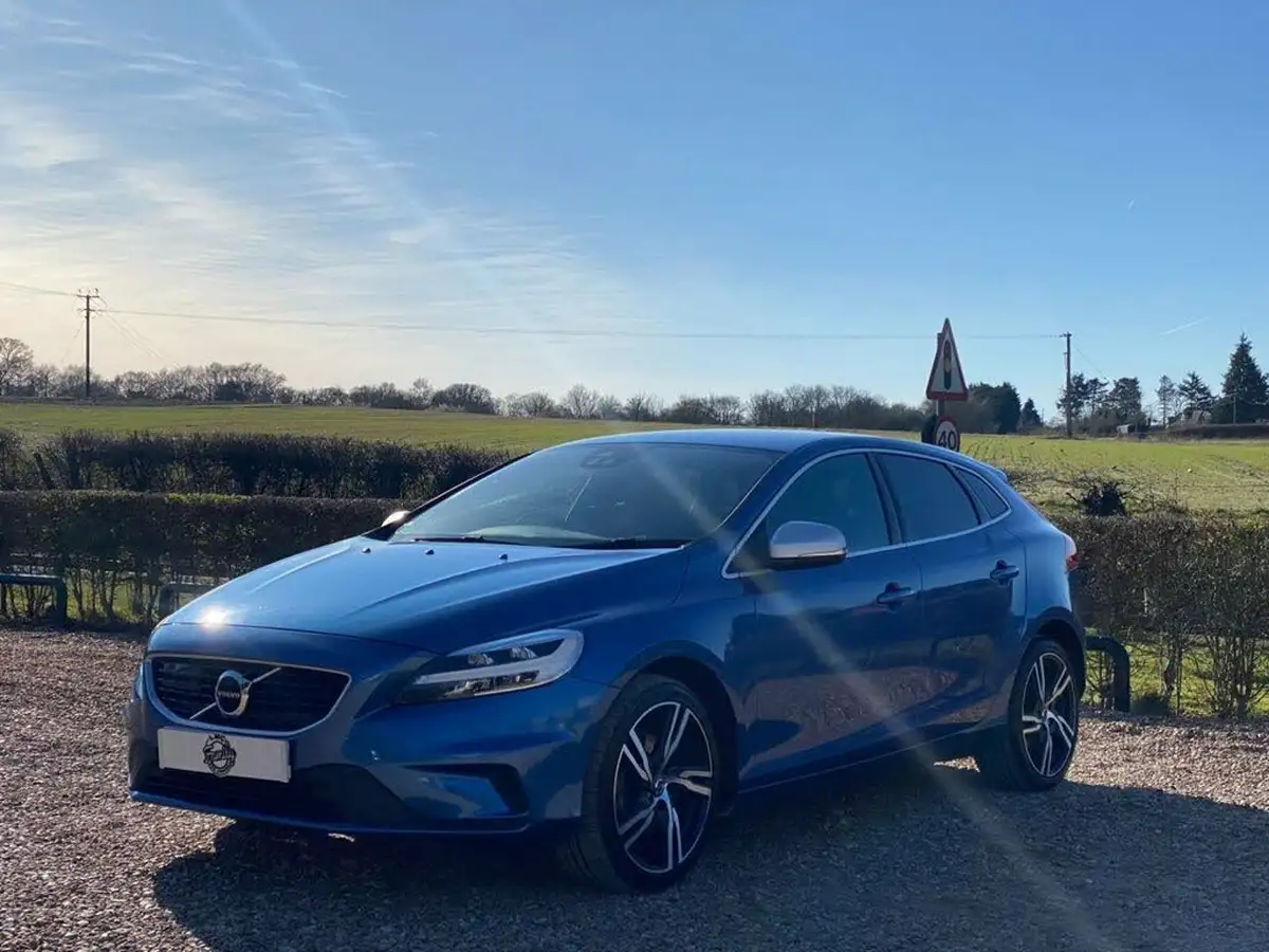 2019-volvo-v40-20-t2-r-design-edition-big-3