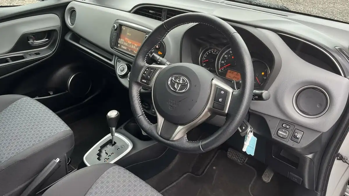 2016-toyota-yaris-133-icon-vvt-i-5d-cvt-big-20