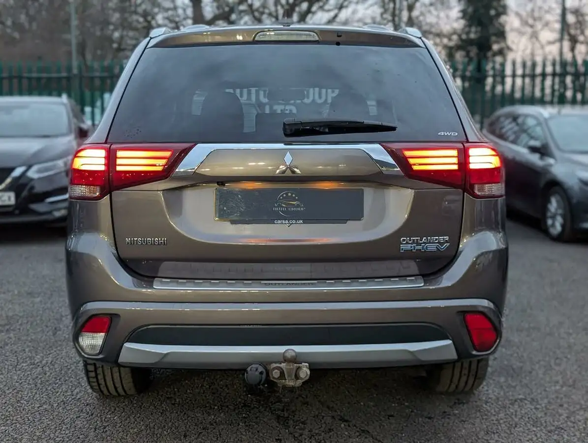 2016-mitsubishi-outlander-20-gx4h-phev-big-10