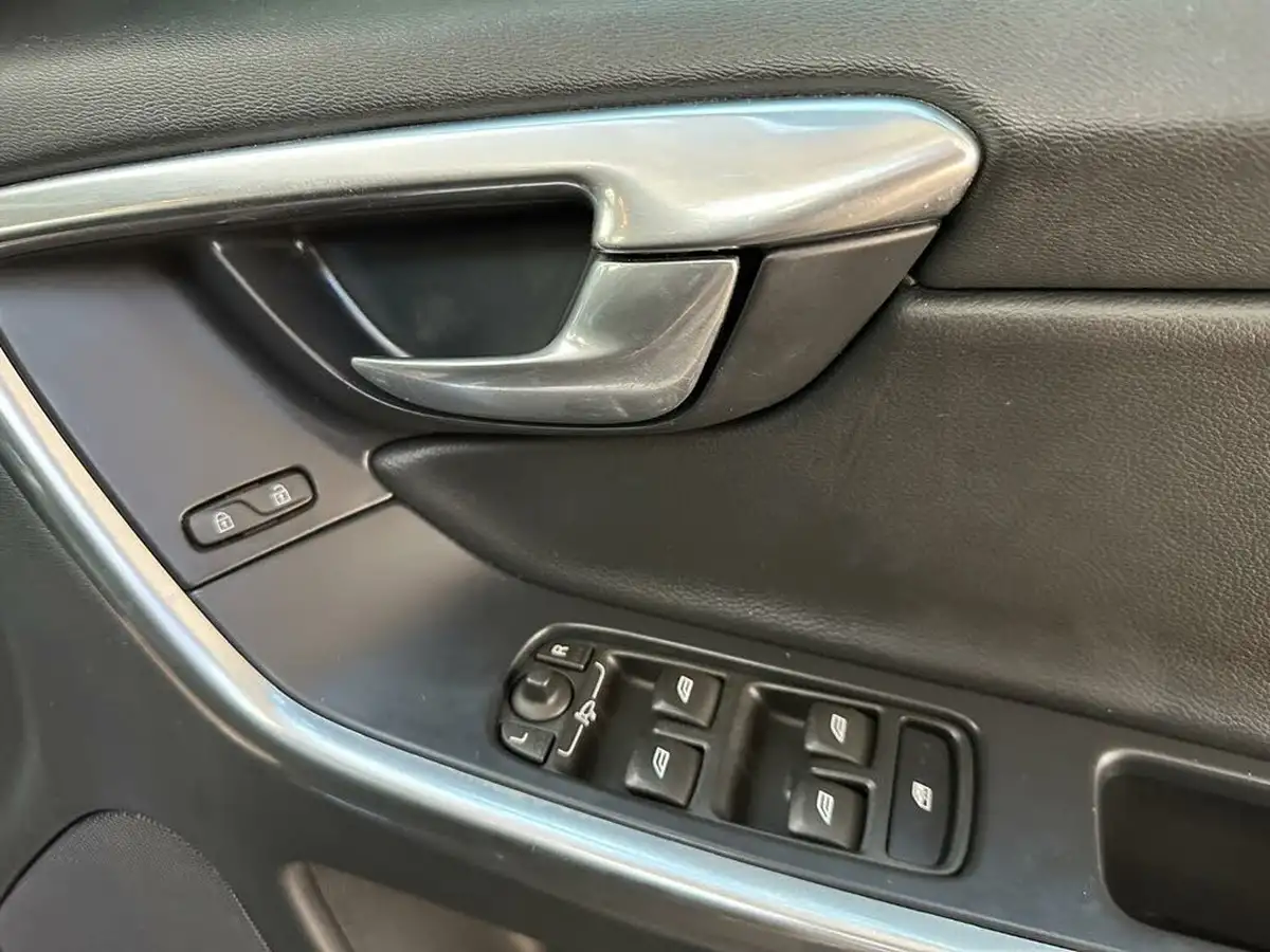 2016-volvo-xc60-20td-d4-se-nav-geartronic-big-37