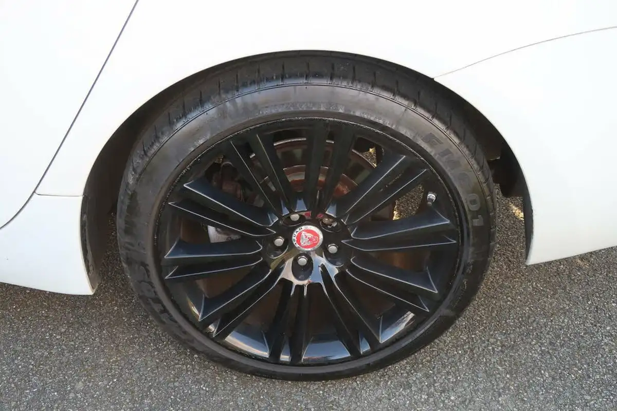 2015-jaguar-xj-series-30td-xj-portfolio-lwb-auto-big-18