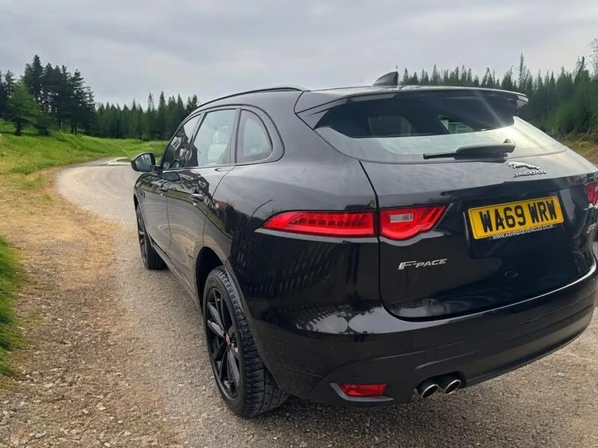 2019-jaguar-f-pace-20-i4d-chequered-flag-180ps-big-9