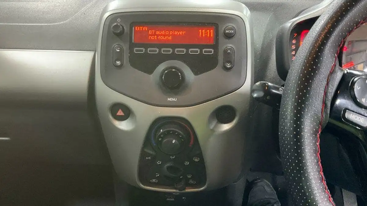 2017-toyota-aygo-10-vvt-i-x-play-71bhp-5d-big-8