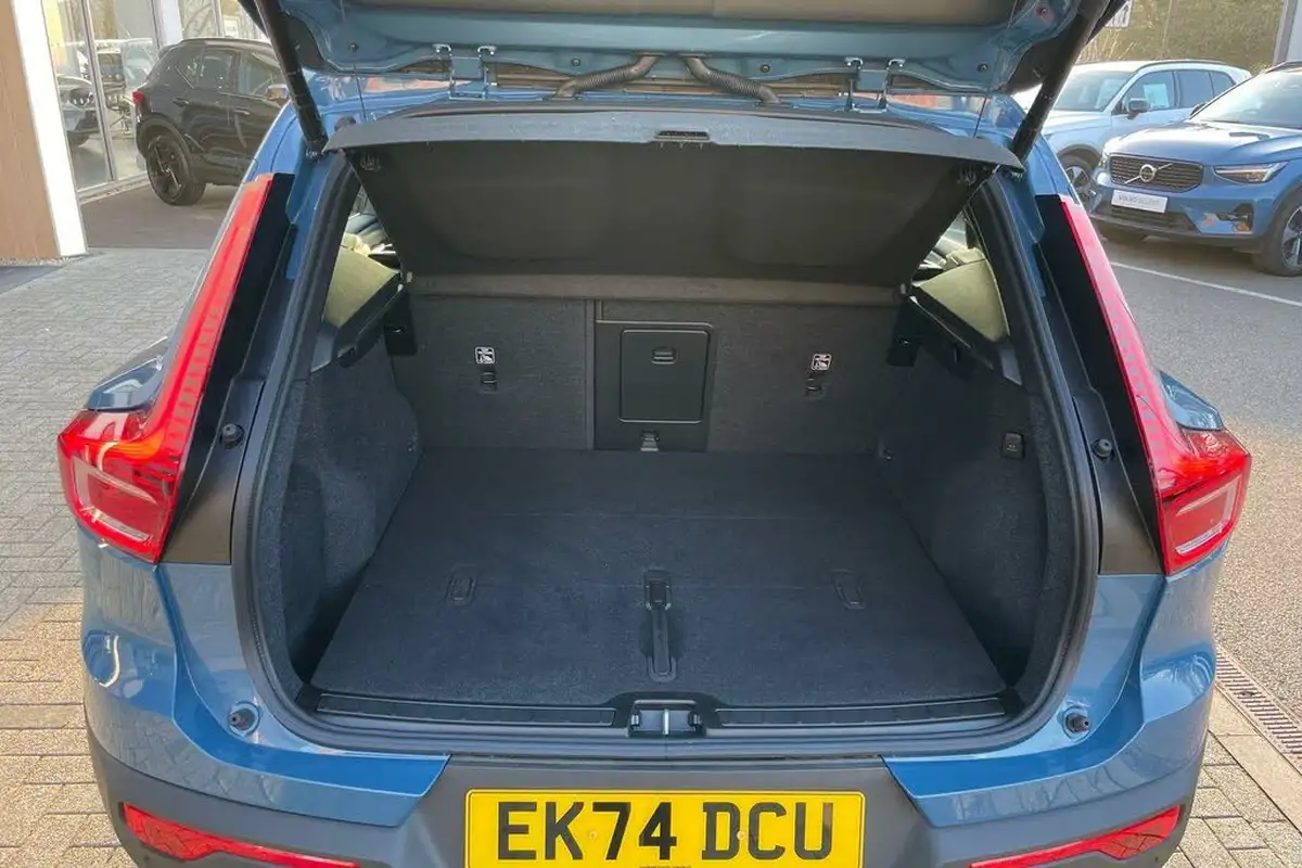 2024-volvo-xc40-20-b3-plus-big-18