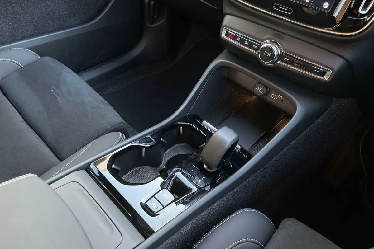 2024-volvo-xc40-20-b3-plus-big-42