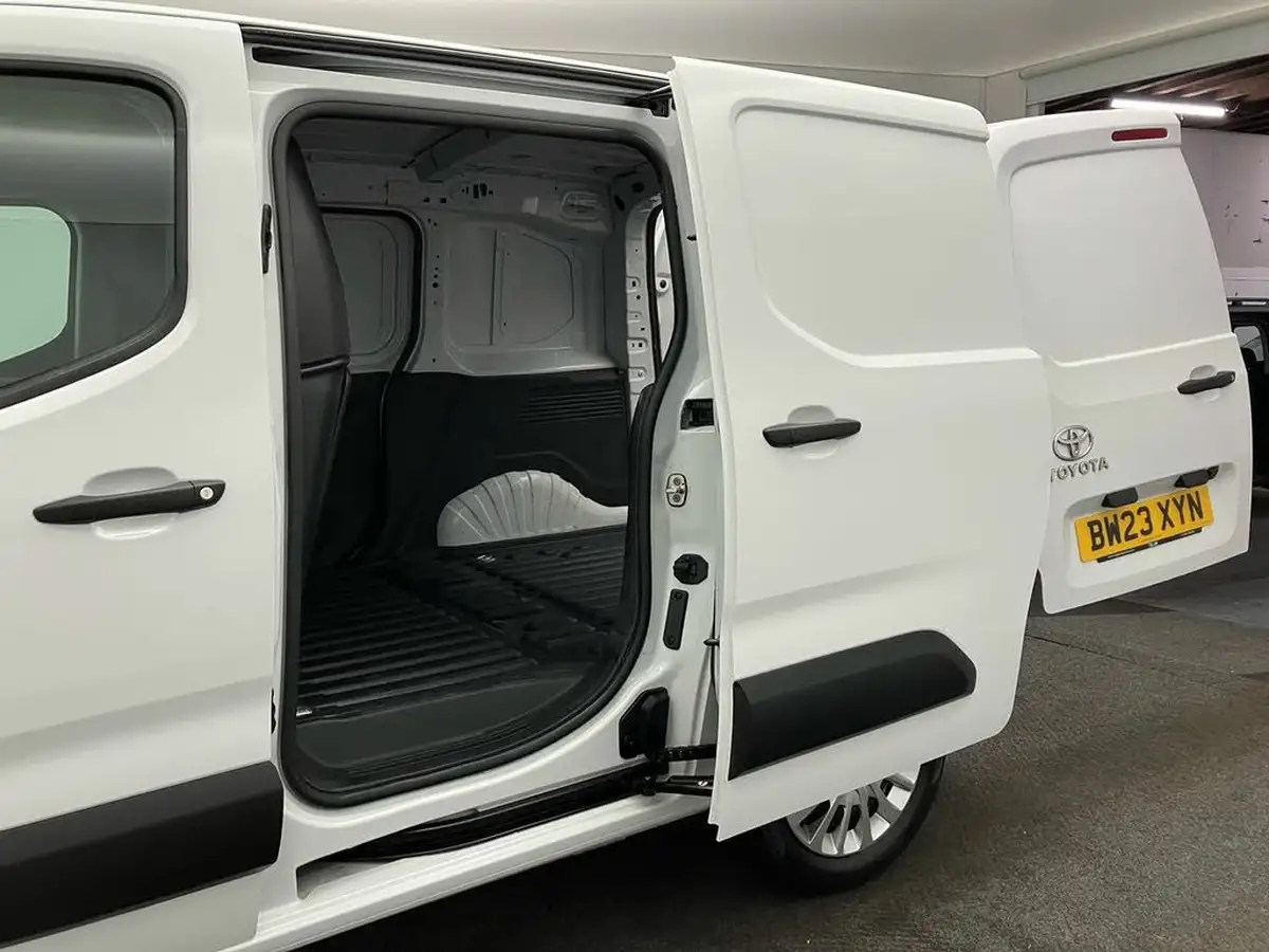 2023-toyota-proace-city-15d-icon-l1-big-21