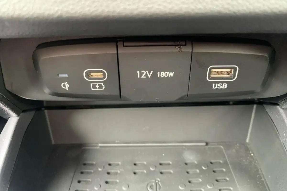 2023-hyundai-i10-12-premium-big-18