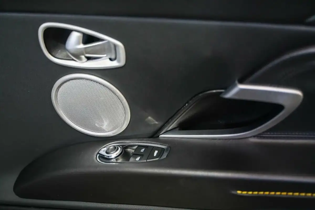 2018-aston-martin-db11-40-v8-big-23