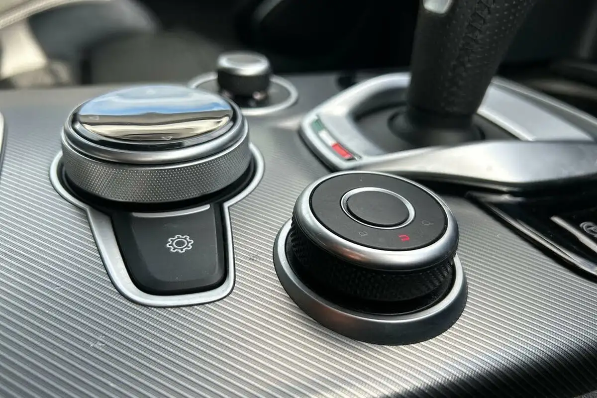 2022-alfa-romeo-stelvio-20-veloce-big-10