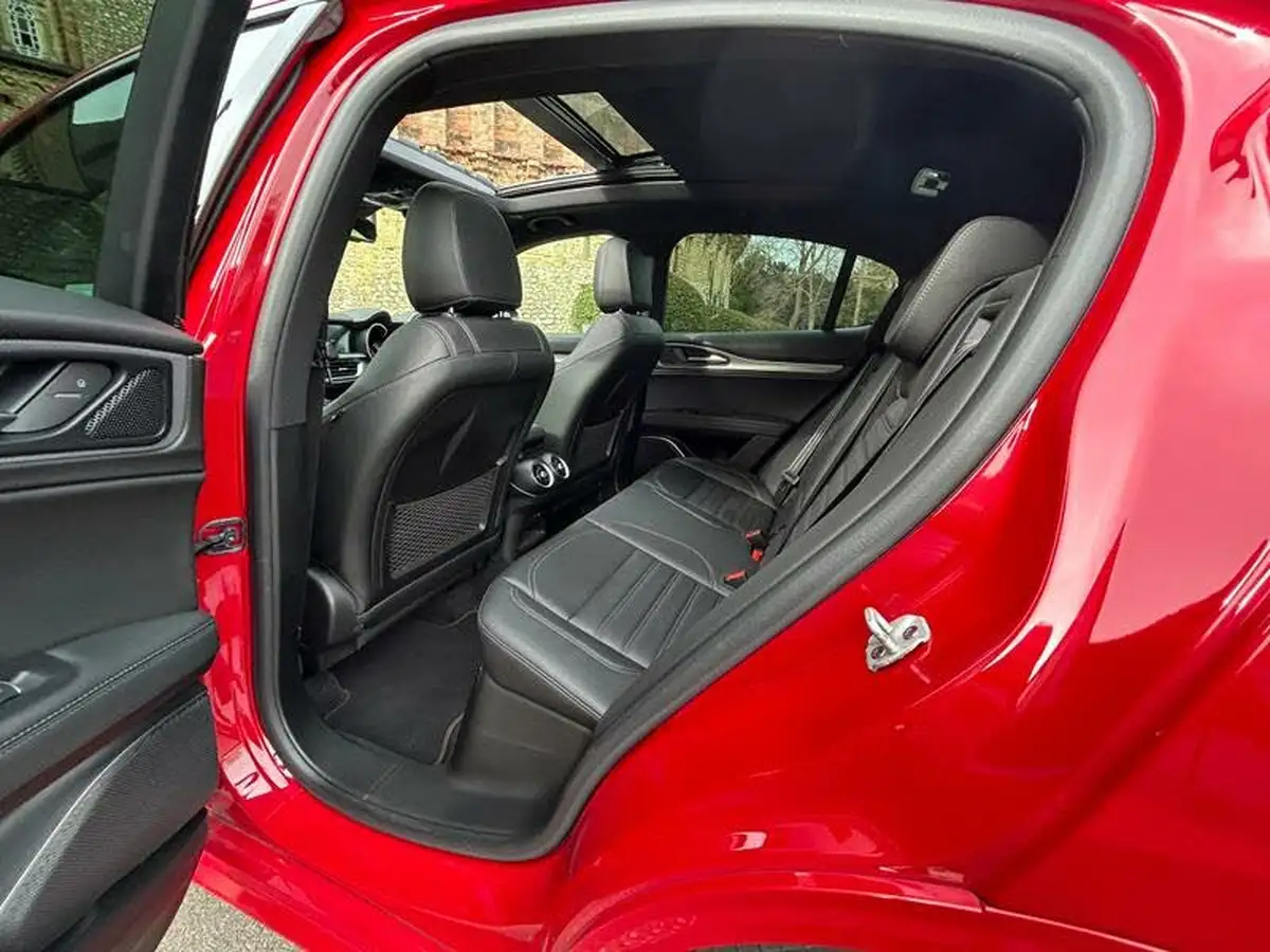 2022-alfa-romeo-stelvio-20-veloce-big-19