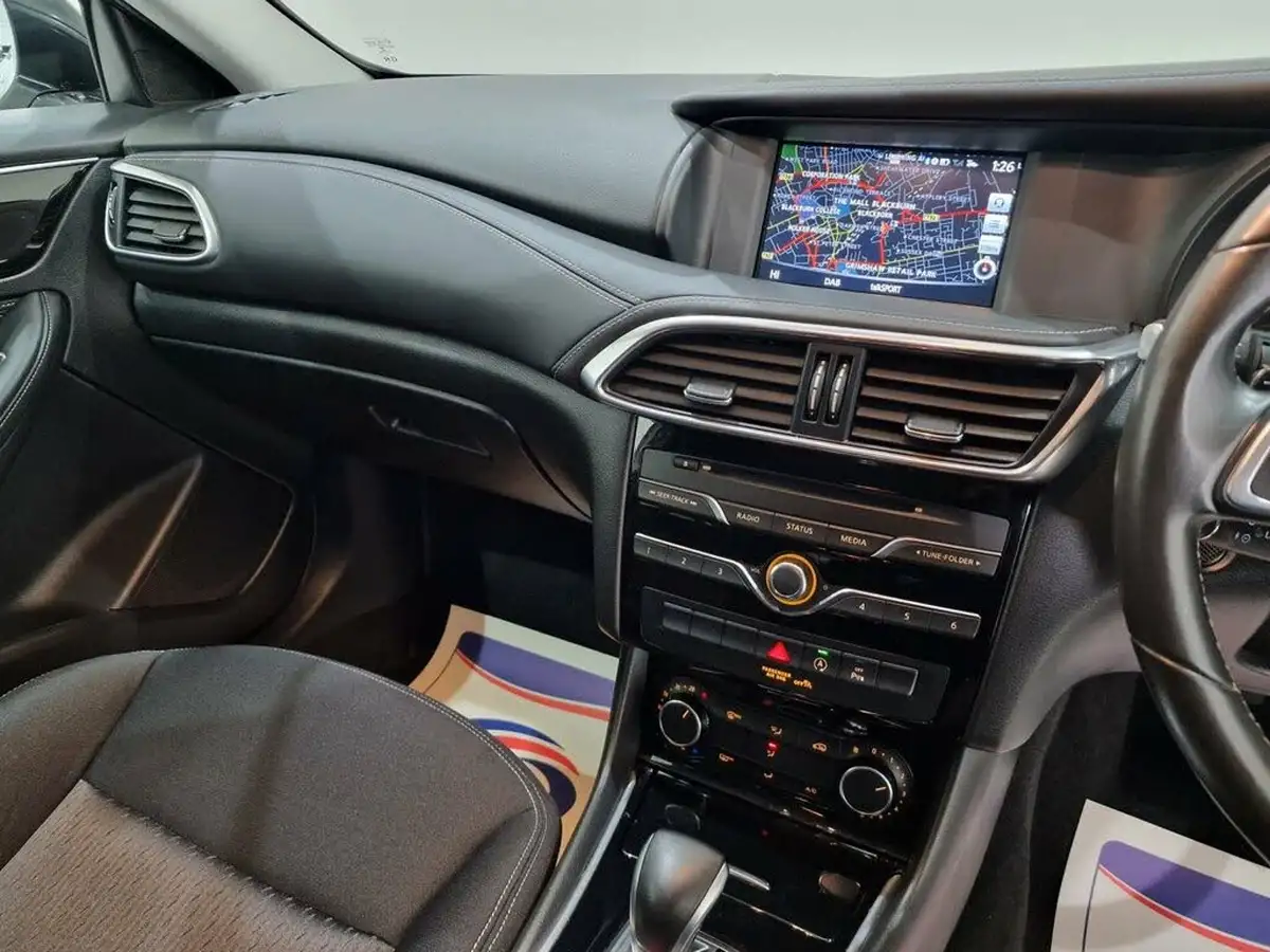 2019-infiniti-q30-22d-sport-big-21
