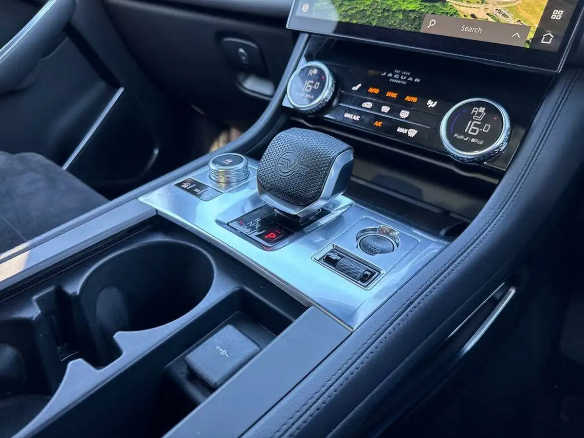 2021-jaguar-f-pace-50-v8-svr-big-10