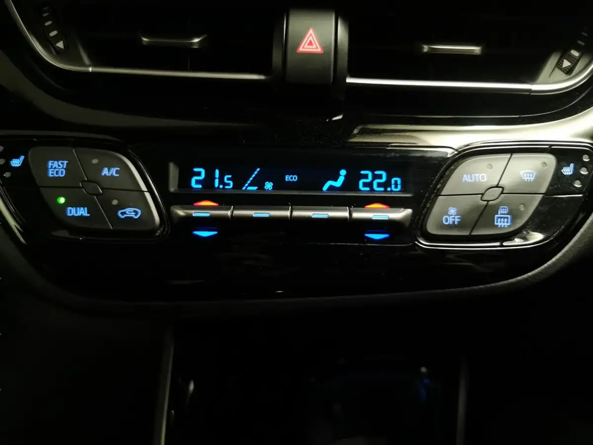 2018-toyota-c-hr-12-dynamic-big-14