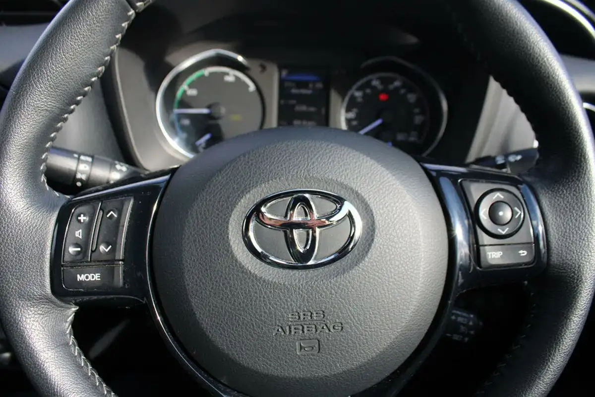 2017-toyota-yaris-15-vvt-i-excel-hybrid-15in-alloys-big-21