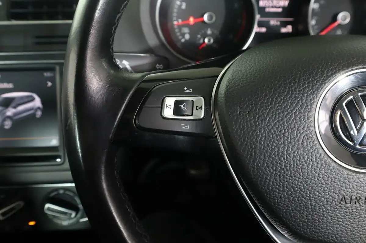 2015-volkswagen-polo-10-se-60ps-5d-big-29