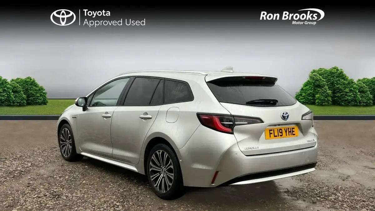 2019-toyota-corolla-18-vvt-i-design-trk-touring-sports-5d-big-3